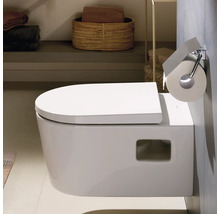 Wand-Hänge-WC aus Keramik mit geschlossenem Deckel und einem Toilettenpapierhalter in einem modernen, hellen Badezimmer.