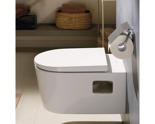 Wand-Hänge-WC aus Keramik mit geschlossenem Deckel und einem Toilettenpapierhalter in einem modernen, hellen Badezimmer.