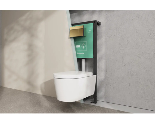 Wand-WC mit hansgrohe Vorwandelement und goldfarbener Betätigungsplatte in einer Einbausituation.