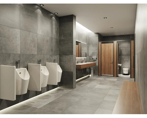 Modernes öffentliches Badezimmer mit grauen Wandfliesen, weißen Urinalen, einer Holzbank und Holztüren. Hell und geräumig gestaltet.