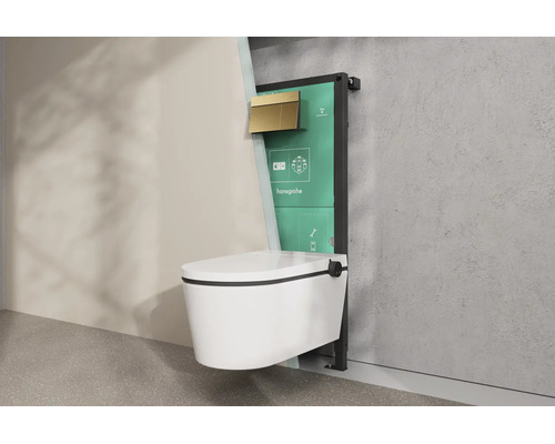 Hansgrohe Wand-Toilette Set mit Vorwandelement und goldener Betätigungsplatte in einer hellen Badezimmerinstallation.