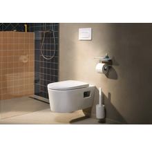 Modernes Badezimmer mit wandhängendem WC, Drückerplatte, Toilettenpapierhalter mit Ablage und Toilettenbürste in Weiß vor einer beigen Wand.