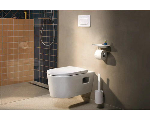 Modernes Badezimmer mit wandhängendem WC, Drückerplatte, Toilettenpapierhalter mit Ablage und Toilettenbürste in Weiß vor einer beigen Wand.