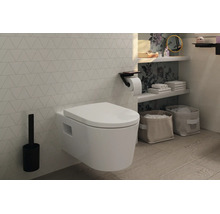 Modernes Badezimmer mit weißem wandhängendem WC, schwarzer WC-Bürstengarnitur und schwarzem Toilettenpapierhalter vor einer gemusterten Wand.
