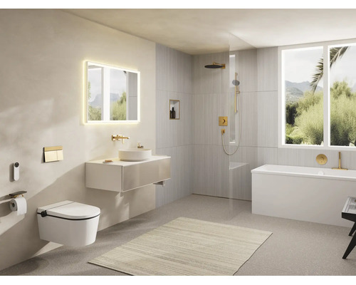 Modernes, helles Badezimmer mit Hänge-WC, Waschtisch, beleuchtetem Spiegel, begehbarer Dusche und Badewanne mit goldfarbenen Armaturen.