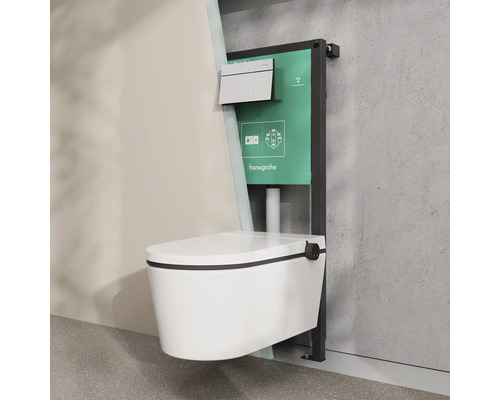 Wand-Dusch-WC mit Hansgrohe Montagerahmen, Unterputz-Spülkasten und weißer Betätigungsplatte in einer modernen Badezimmersituation.