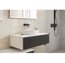 Modernes Badezimmer mit weißem Waschtischunterschrank, dunkelgrauer Front, weißem Aufsatzbecken, schwarzer Wandarmatur und beleuchtetem Spiegel.