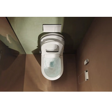 Moderne wandhängende Dusch-Toilette mit offenem Deckel und Wasserwirbel in der Schüssel, inklusive Betätigungsplatte und Fernbedienung.