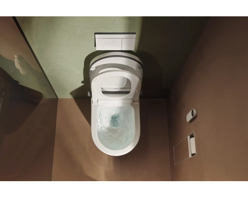 Moderne wandhängende Dusch-Toilette mit offenem Deckel und Wasserwirbel in der Schüssel, inklusive Betätigungsplatte und Fernbedienung.
