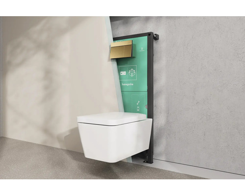 Wand-WC mit Montageelement, goldfarbener Betätigungsplatte und hansgrohe Logo in einer Wandeinbausituation.
