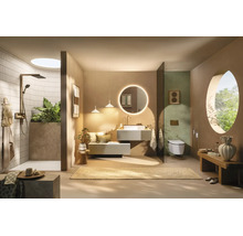 Modernes Badezimmer mit bodengleicher Dusche, rundem beleuchtetem Spiegel, wandhängendem WC, Holzbank und kreisförmigem Fenster.