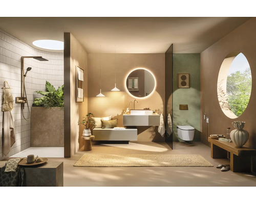 Modernes Badezimmer mit bodengleicher Dusche, rundem beleuchtetem Spiegel, wandhängendem WC, Holzbank und kreisförmigem Fenster.