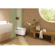 Modernes Badezimmer mit wandhängender Dusch-Toilette, Holzbank und kreisrundem Fenster.
