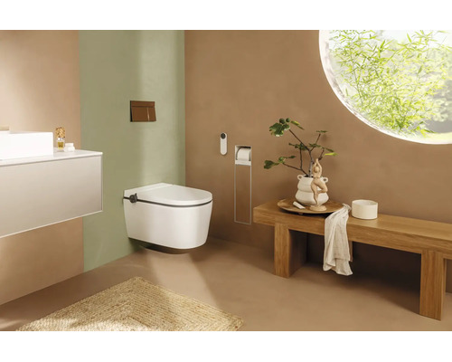 Modernes Badezimmer mit wandhängender Dusch-Toilette, Holzbank und kreisrundem Fenster.