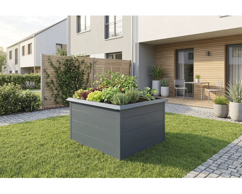Modernes graues Hochbeet aus Metall auf einer Rasenfläche, bepflanzt mit Gemüse und Kräutern, im Hintergrund ein heller Garten mit Terrasse.