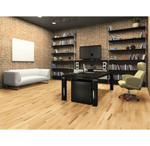 Modernes Arbeitszimmer mit Ziegelwänden, hellem Parkettboden, schwarzem Schreibtisch, weißem Sofa und deckenhohen Regalen.
