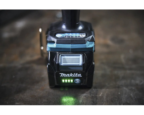 Nahaufnahme eines Makita Akku-Werkzeugs mit Makita Logo, Akku-Ladestandsanzeige und Bedienfeld für verschiedene Leistungsstufen.