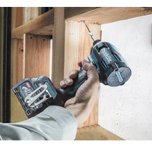 Makita Akku-Schlagschrauber mit 40 Volt Akku beim Verschrauben eines Holzbalkens.