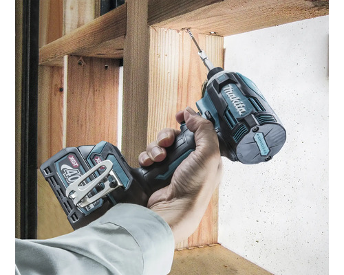 Makita Akku-Schlagschrauber mit 40 Volt Akku beim Verschrauben eines Holzbalkens.