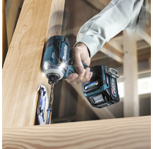 Makita 40 Volt Akku Schlagschrauber im Einsatz beim Verschrauben eines Holzbalkens. Bürstenloser Motor mit LED Beleuchtung.
