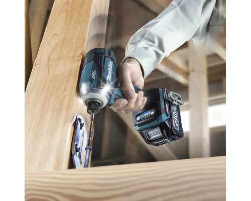 Makita 40 Volt Akku Schlagschrauber im Einsatz beim Verschrauben eines Holzbalkens. Bürstenloser Motor mit LED Beleuchtung.