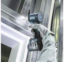 Makita Akku-Schlagschrauber 40 Volt Max beim Verschrauben von Metallprofilen mit heller LED-Beleuchtung.