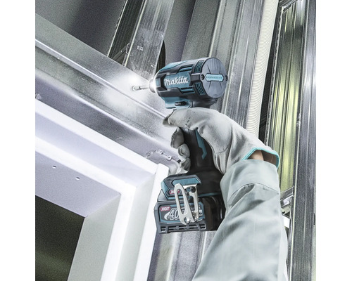 Makita Akku-Schlagschrauber 40 Volt Max beim Verschrauben von Metallprofilen mit heller LED-Beleuchtung.