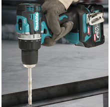 Makita Akku-Bohrschrauber aus der 40 Volt XGT Serie beim Bohren in einen Metallträger mit einem Metallbohrer.