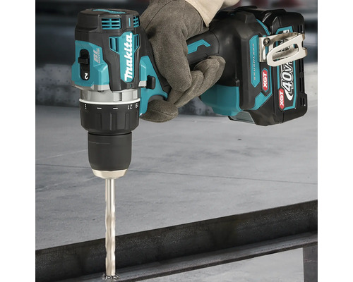 Makita Akku-Bohrschrauber aus der 40 Volt XGT Serie beim Bohren in einen Metallträger mit einem Metallbohrer.
