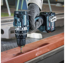 Makita Akku-Bohrschrauber 40 Volt XGT beim Bohren in ein Metallprofil, geführt von einer Hand mit Arbeitshandschuh.