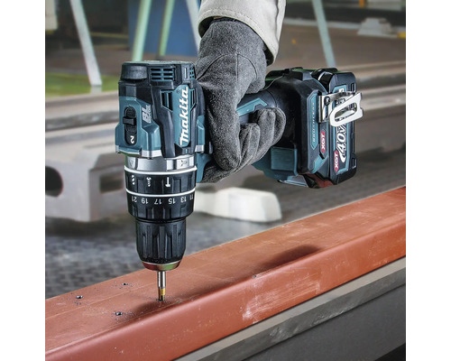 Makita Akku-Bohrschrauber 40 Volt XGT beim Bohren in ein Metallprofil, geführt von einer Hand mit Arbeitshandschuh.