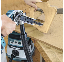 Makita Akku-Bandfeile beim Schleifen einer runden Aussparung in Holz, angeschlossen an ein Makita Absauggerät zur Staubminimierung.