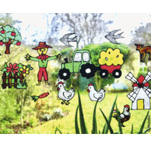 Bunte Fensterbilder mit Bauernhof-Motiven wie Traktor, Vogelscheuche und Hühnern auf einer Glasscheibe vor einem Garten.