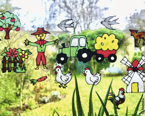 Bunte Fensterbilder mit Bauernhof-Motiven wie Traktor, Vogelscheuche und Hühnern auf einer Glasscheibe vor einem Garten.