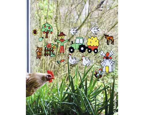 Fenster dekoriert mit bunten Window-Color-Bildern zum Thema Bauernhof, darunter Traktor, Vogelscheuche und Windmühle.