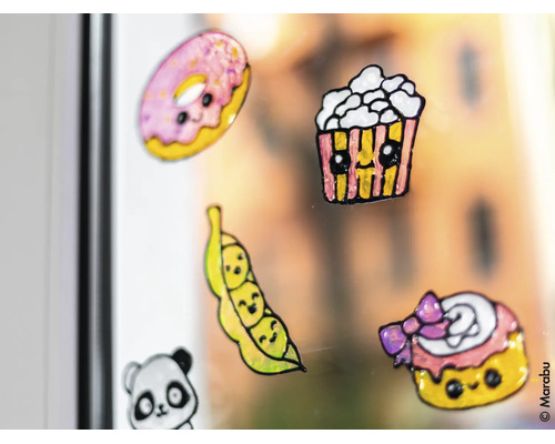 Selbstgemachte Fensterbilder aus Window Color mit niedlichen Motiven wie Donut, Popcorn und Erbsenschote auf einer Glasscheibe.