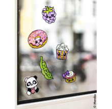 Selbstgemachte Fensterbilder aus Window Color mit niedlichen Motiven wie Panda, Donut und Erbsenschote auf einer Glasscheibe.