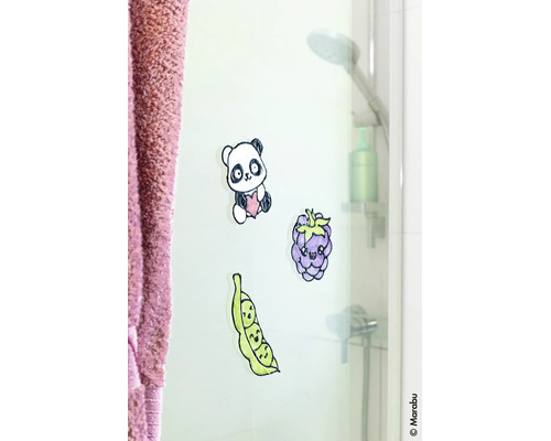 Selbstgemachte Window-Color-Bilder von Panda, Brombeere und Erbsenschote auf einer Duschkabine aus Glas