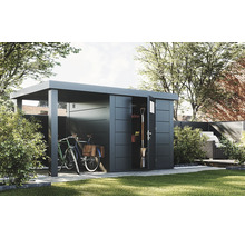 Modernes Gerätehaus aus Metall in Dunkelgrau mit integriertem Fahrradunterstand, Flachdach und Gartengeräten in einem Garten.
