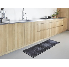Moderner Küchenläufer mit Schriftzug Love Cooking in einer hellen Küche mit Holzschränken und Arbeitsplatte aus Edelstahl.