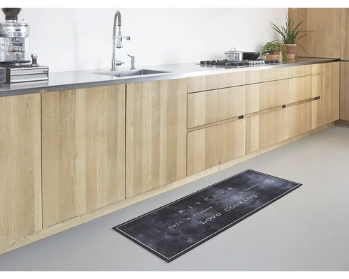 Moderner Küchenläufer mit Schriftzug Love Cooking in einer hellen Küche mit Holzschränken und Arbeitsplatte aus Edelstahl.