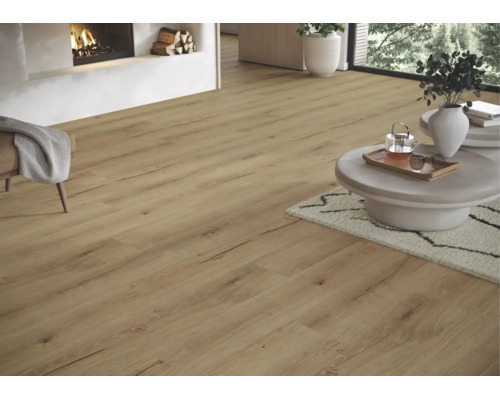 Bodenbelag in Holzoptik in einem hellen, modern eingerichteten Wohnzimmer mit Kamin und runden Couchtischen.