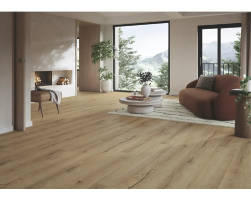 Modernes, helles Wohnzimmer mit Bodenbelag in Eichenoptik, eingebautem Kamin und großen Fenstern mit Bergblick.