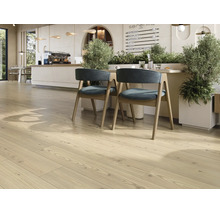 Heller Laminatboden in Holzoptik in einem modern eingerichteten Café mit Sitzbereich und Pflanzen.