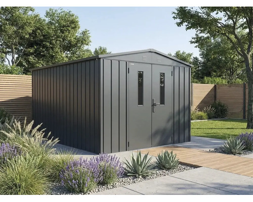 Modernes anthrazitfarbenes Metall-Gerätehaus mit Doppeltür und Fenstern in einem hellen, organisierten Garten mit Holzzaun und Pflanzen.