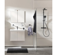 Modernes Badezimmer mit weißem Waschtisch, Spiegelschrank sowie schwarzer Armatur und Duschsystem.