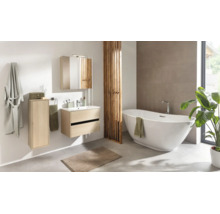 Helles, modernes Badezimmer mit freistehender Badewanne, Waschtischunterschrank in Holzoptik, Spiegelschrank und Raumteiler aus Holzlamellen.