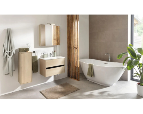 Helles, modernes Badezimmer mit freistehender Badewanne, Waschtischunterschrank in Holzoptik, Spiegelschrank und Raumteiler aus Holzlamellen.