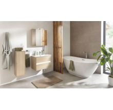 Modernes Badezimmer mit freistehender Badewanne, hängendem Waschbeckenunterschrank in Holzoptik, Spiegelschrank und Holz-Raumteiler.