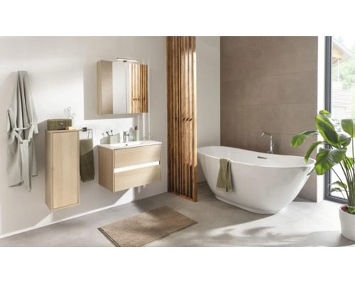 Modernes Badezimmer mit freistehender Badewanne, hängendem Waschbeckenunterschrank in Holzoptik, Spiegelschrank und Holz-Raumteiler.